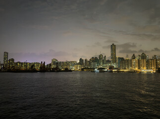 夕暮れに染まる香港の海と高層ビル群