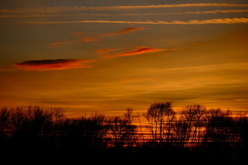 krwisty zachód słońca w dolinie rzeki Dunajec © Przemysaw