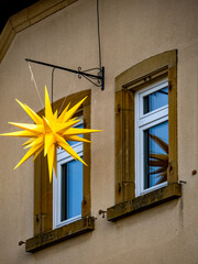 Weihnachtsstern an einer Gebäudefassade