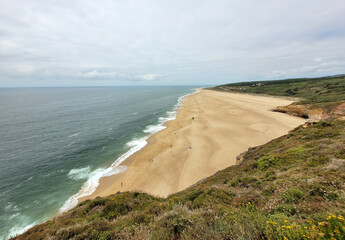 Plage du Nord &agrave; Nazar&eacute;, Portugal : paradis du surf