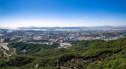 Obraz premium Aerial View of Mountain and Urban Landscape