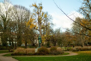 Obraz premium Autumn city park in Germany. Yellow foliage and a non-working fountain