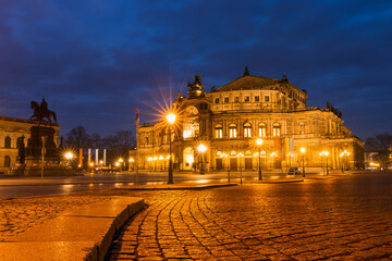 Semperoper in Dresden am Theaterplatz in der Altstadt bei Nacht
