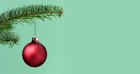 Naklejka na ściany i meble Rote Weihnachtskugel an einem Tannenzweig