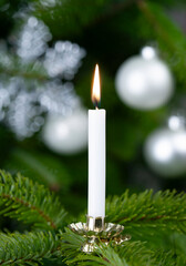 Brennende Christbuamkerze an einem Weihanchtsbaum