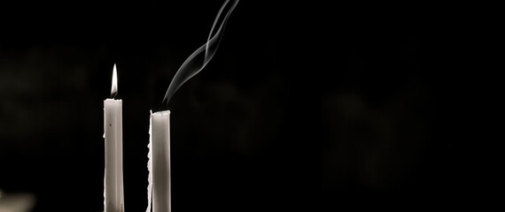 Brennende Weihanchtskerzen mit leuchtender Flamme