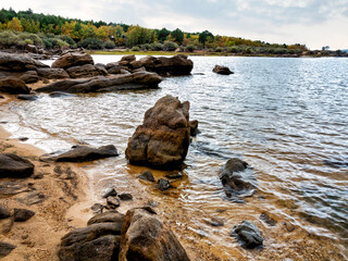Rocas en el Embalse de la Cuerda del Pozo