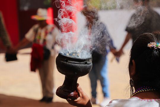 Ceremonia, quema de incienso y copal 
ceremony burning incense and copal