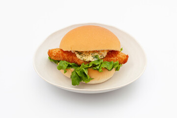 白身魚のタルタルソースバーガー 白背景