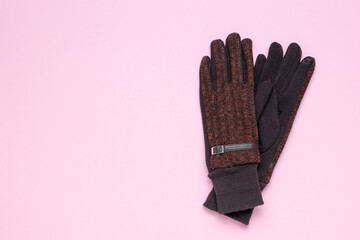Elegant Wool Gloves on a Pink Background: Stylish Winter Accessories for Modern Fashion © kvladimirv