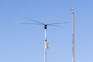 Obraz premium Communication antennas transmitting radio signals against clear sky