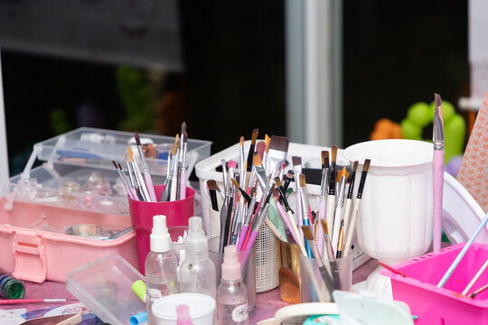 mesa de maquiadora com pinc&eacute;is de maquiagem