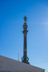 Obraz premium columbus monument landmark bronze statue column sculpture blue sky vertical with copy space for banner design concept of travel, tourism, history