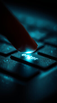 Dedo pulsando la tecla ENTER