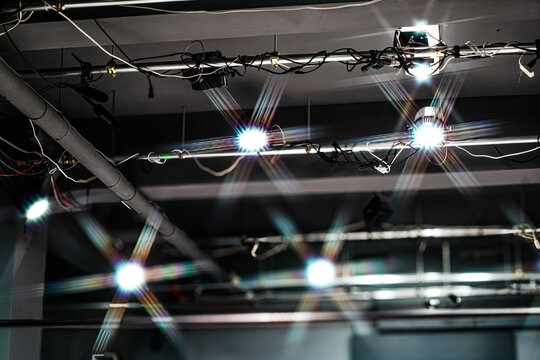 劇場やイベント会場の天井に吊られた光る照明演出／Hanging lights on theater ceiling