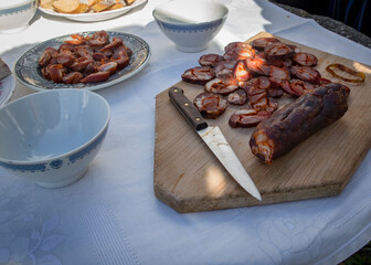 Detalhe de chouriço de carne em tábua. de madeira em cima da mesa