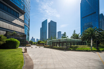 Fototapeta premium Modern Urban Landscape: A Serene Oasis Among Skyscrapers in Bright Sunshine