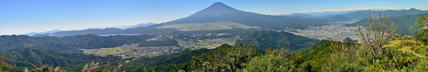 道志山塊の杓子山山頂より望む富士山パノラマ
