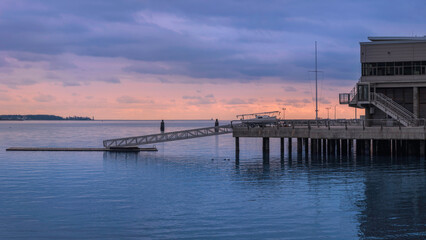 Obraz premium Sunset Seascape over New Haven Harbor at Long Wharf Pier in Connecticut, United States