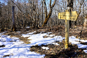 道志山塊の御正体山　初冠雪の頃の山頂
