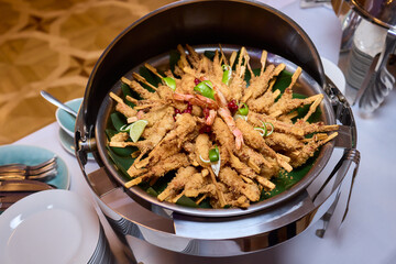 Golden fried shrimp with garnishes, Crispy seafood served with lemon and herbs, Delicious crispy fried shrimp arranged beautifully with lemon slices and vibrant fresh herbs