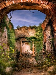 Estructura en ruinas de una iglesia en un pueblo abandonado