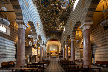 Obraz premium Interior of Volterra Cathedral nave - Volterra, Italy