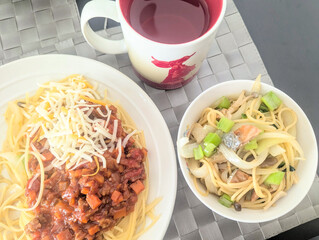 二種類のパスタを並べた家庭料理の食卓