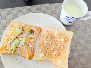野菜とチーズのトースト朝ごはん
