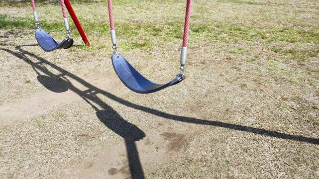 誰もいない公園のブランコ