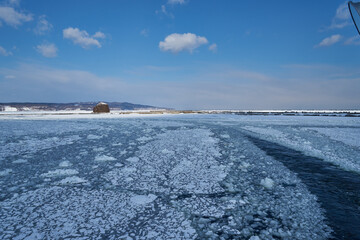 北海道　船上から見た網走港の流氷と帽子岩 © osap1111