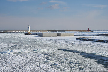 北海道　船上から見た網走港の流氷と灯台 © osap1111