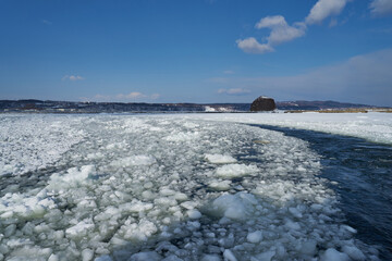 北海道　船上から見た網走港の流氷と帽子岩 © osap1111