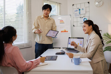 Obraz premium Business team present. professional investor working new start up project. Finance managers meeting. laptop and digital tablet computer in modern office. 