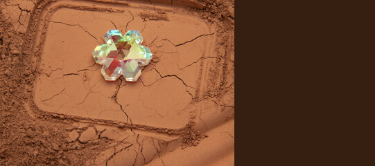 The patterns formed by clay, sand, and soil are embellished with glass snowflake props. The layout is simple, with Middle Eastern style and American Western style, relatively simple. The design includ