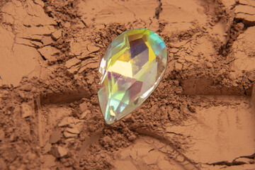 The patterns formed by clay, sand, and soil are embellished with glass droplet props. The layout is simple, with Middle Eastern style and American Western style, relatively simple. The design includes