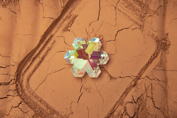 The patterns formed by clay, sand, and soil are embellished with glass droplet props. The layout is simple, with Middle Eastern style and American Western style, relatively simple. The design includes