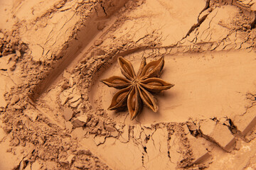 The patterns formed by clay, sand, and soil are embellished with spices and octagonal props. The layout is simple, with Middle Eastern and American Western styles, relatively simple. The design includ