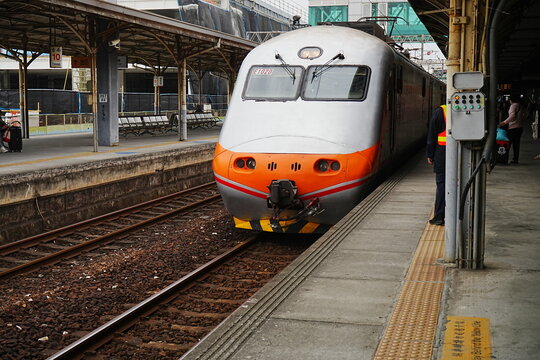 TRA, Taiwan Railway, Tze-Chiang Limited Express, E1000 Locomotive in Taiwan - 台湾 台灣鐵路管理局 E1000系 自強號 