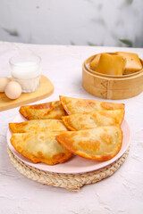 Crispy Fried Dumplings with Vermicelli Filling and Bamboo Steamer