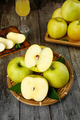 Fresh Green Apples from Shaanxi with Juice and Wooden Baskets