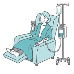 リクライニングチェアで点滴中にスマホを見る高齢女性（透析・化学療法・輸液ポンプ）