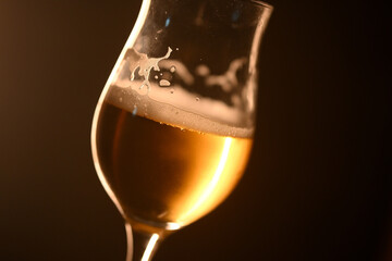 ワイングラスに入った飲みかけのビール