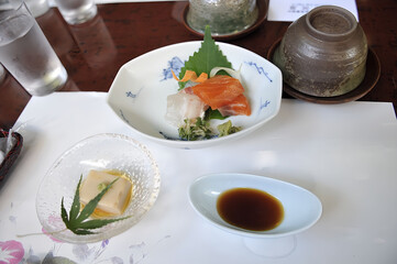 日本料理の刺身と胡麻豆腐の美しい盛り付け
