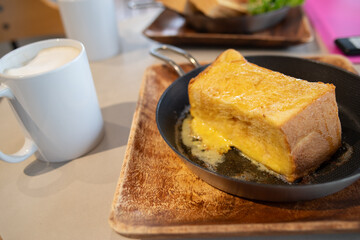 カフェで食べる美味しいフレンチトースト
