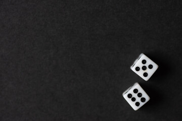 黒背景に二つのサイコロ