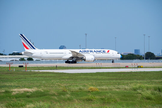 Air France aircraft Boeing 787-9 Dreamliner taking off at the Dallas Fort Worth International Airport (DFW).