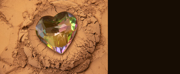 The pattern formed by clay, sand, and soil is embellished with a glass core prop. The layout is simple, with Middle Eastern style and American Western style, relatively simple. The design includes pag