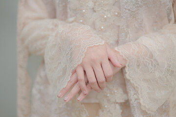 the brides arms crossed
