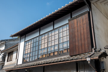 日本の岡山県倉敷市の白壁の美しいレトロな町並み